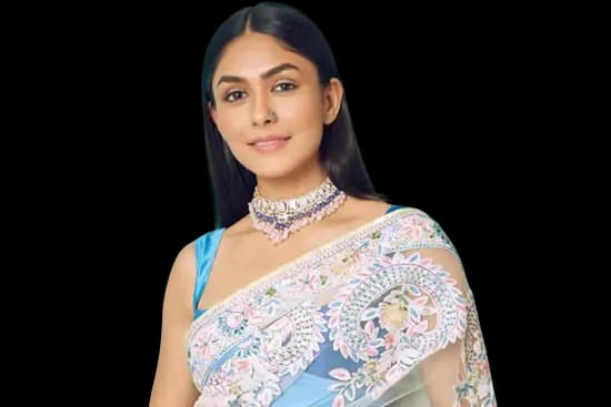 Mrunal Thakur png